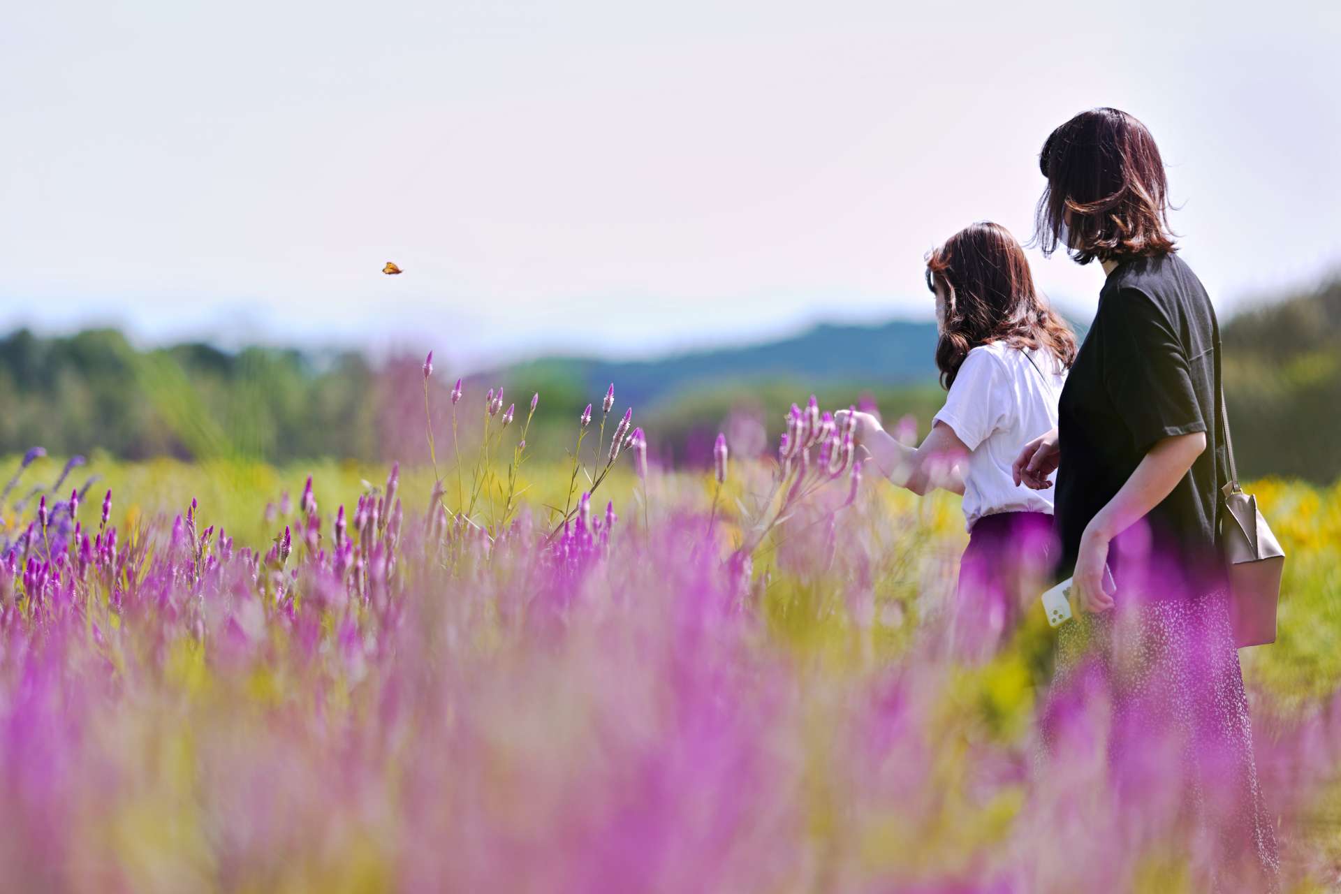 食事を手伝っている介護士