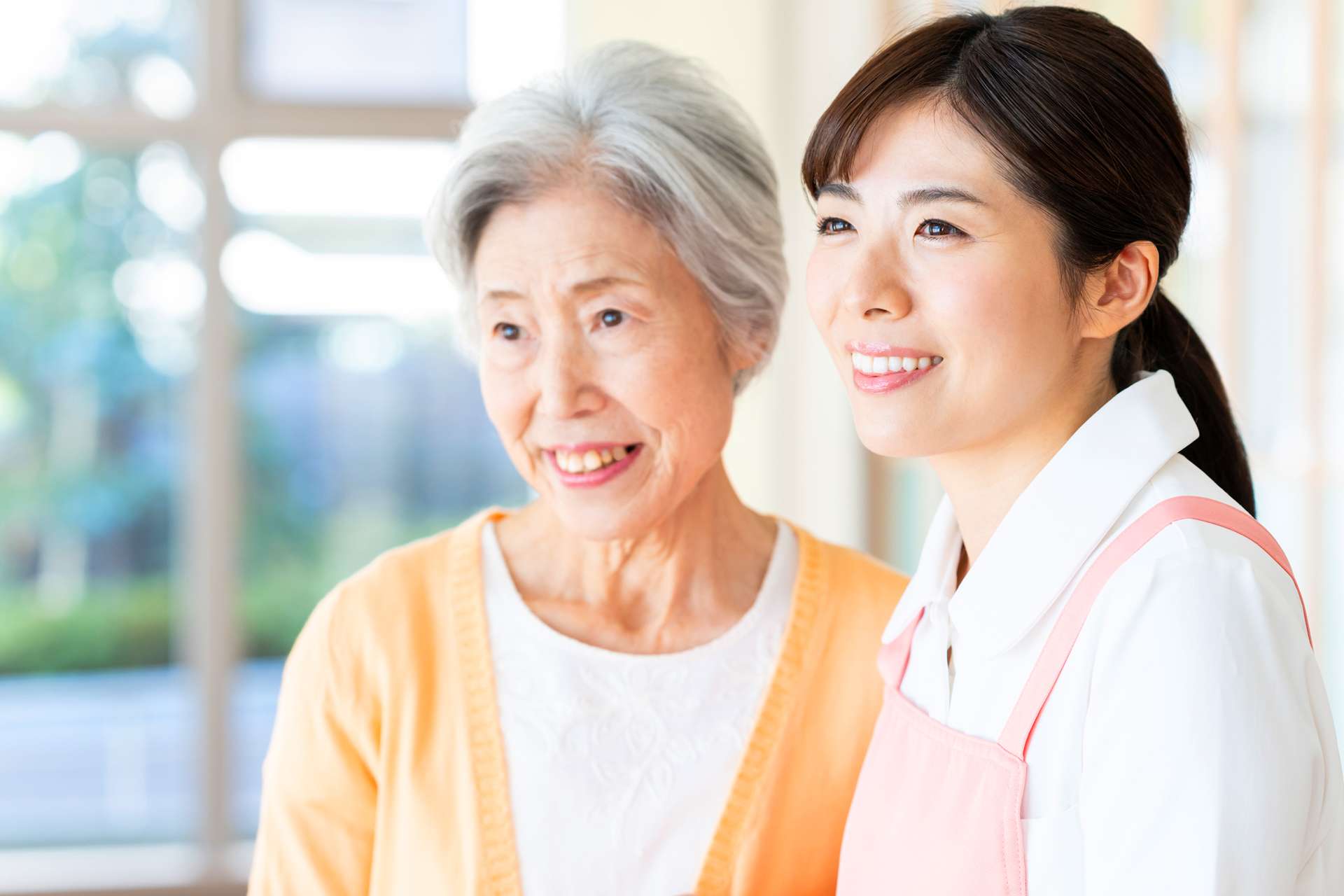 食事を手伝っている介護士